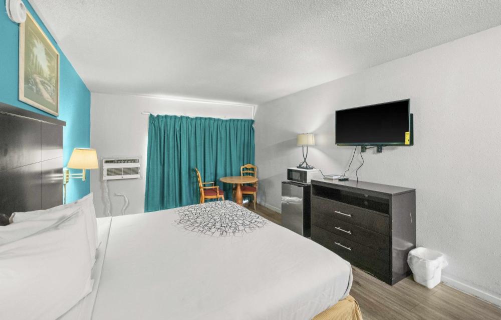 Deluxe King Room interior